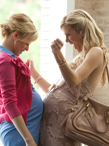 Divertida imagen de dos embarazadas