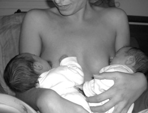Claves para lograr una lactancia materna exitosa con gemelos o mellizos
