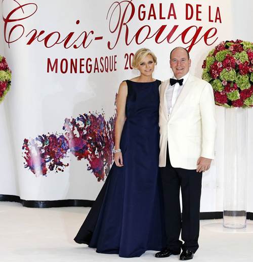 La princesa de Mónaco muestra su embarazo por primera vez en una gala en Mónaco