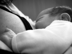 Una madre amamanta a su bebé con solo un pecho