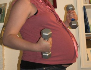 Embarazada desata la polémica al levantar pesas de 30 kilos