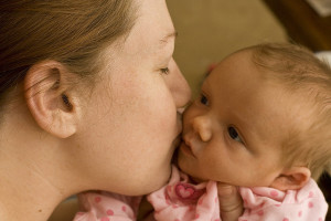 ¿Debemos o no debemos besar a los recién nacidos?