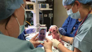 Un padre asiste al nacimiento de sus hijos cuatrillizos por FaceTime