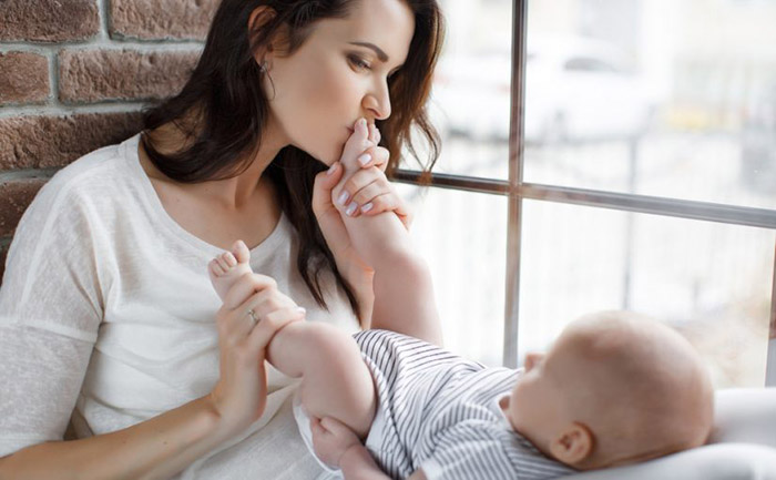 Por qué es importante mirar al bebé mientras le das el pecho?
