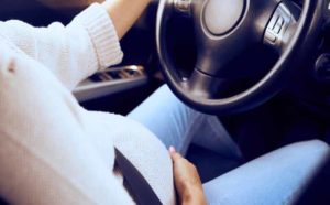 Embarazada al volante: resuelve tus dudas para conducir con seguridad